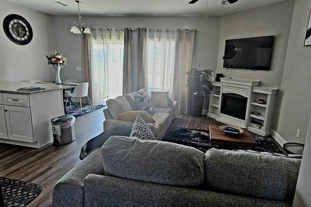 Gorgeous 3 Bedroom Home With Cable Tv In All Rooms & Free Wi-Fi コンコード エクステリア 写真