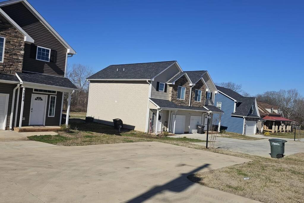 Gorgeous 3 Bedroom Home With Cable Tv In All Rooms & Free Wi-Fi コンコード エクステリア 写真
